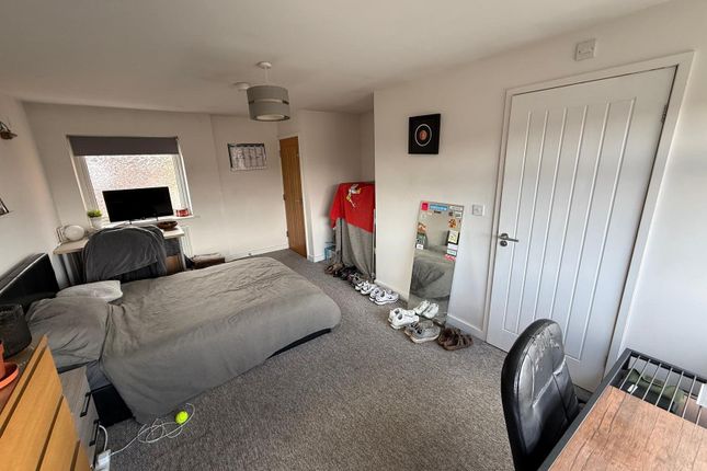 Room 6,, 69 Moseley Wood Gardens, Leeds photo 3