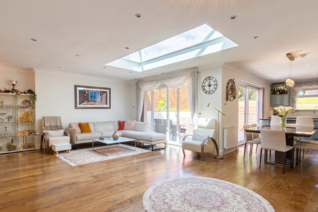 5-bed house on Worcester, Worcester Crescent, London, £1,095,000