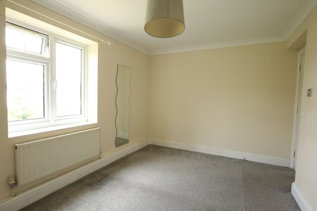 Flat to rent in Junction Road, Romford