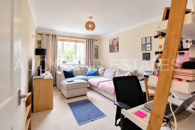 Silver Birch Close, London photo 4