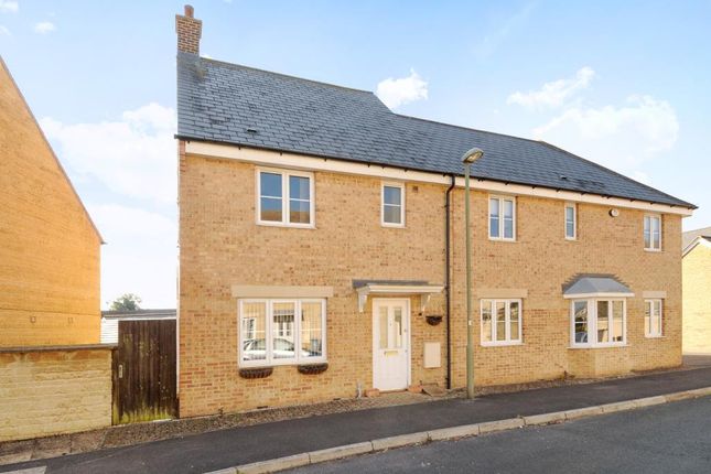 End terrace house to rent in Carterton, Oxfordshire