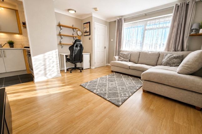 6, Highclere Court, Woking photo 2