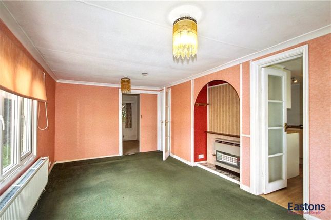 53, Warren Park, Tadworth photo 3