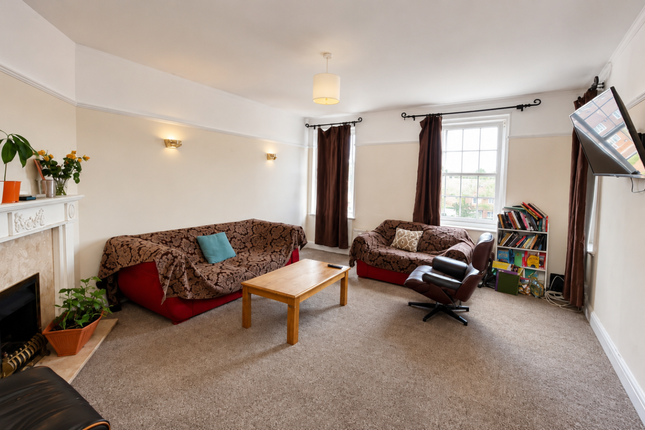 24 River Bank, Winchmore Hill photo 2