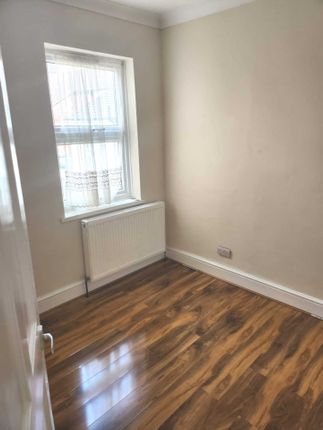 End terrace house for sale in Sunnyside Rd East, London