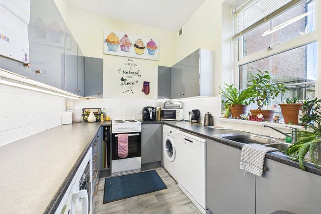 3, Oak Court, Devon photo 3