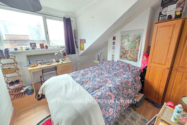 Norwood Place, Hyde Park photo 4
