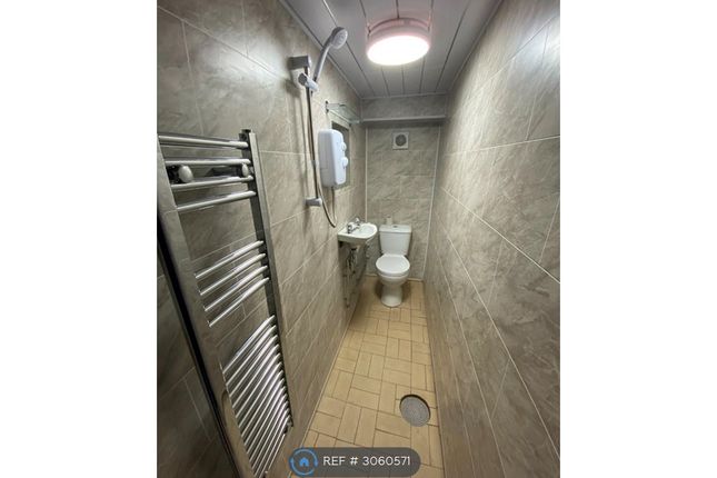 Flat    Kirkstall Lane, Leeds photo 3