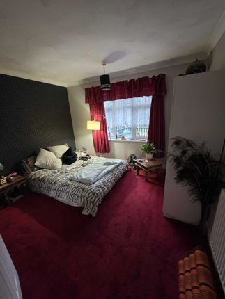 4 Lake Walk, CLACTON-ON-SEA photo 5