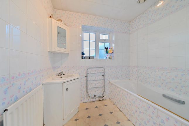 1 Warren Road Family Bathroom.Jpg
