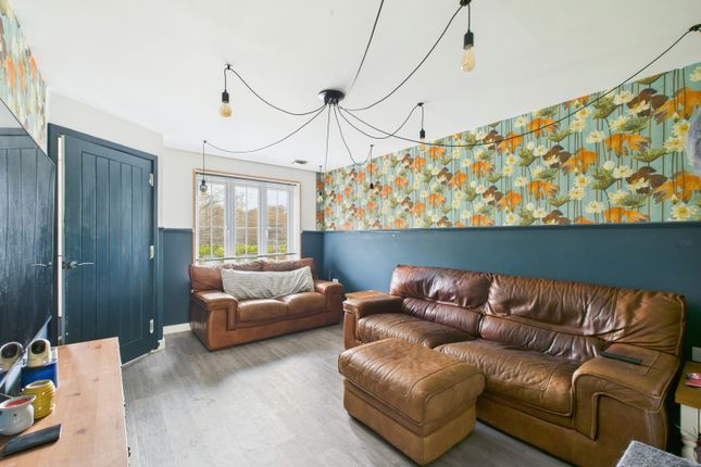 8 Grindall Field, Wickham, Fareham photo 2