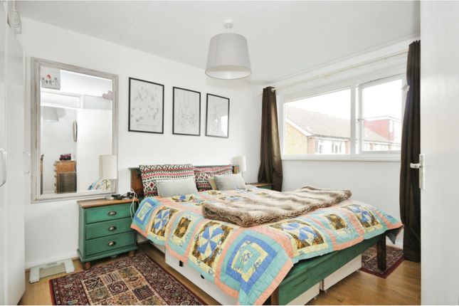 Town house for sale in Burnt Ash Road, London