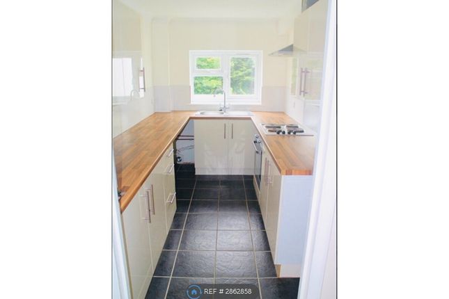 Flat, Ashwood Avenue Ashwood Court, Rainham photo 4