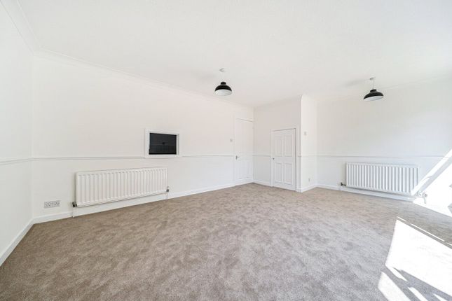 12, Eskdale Way, Surrey photo 3