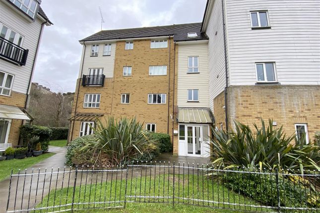 Flat to rent in Compass Court, Waterside, Gravesend