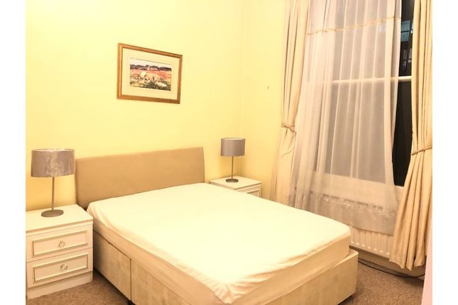 Minford Gardens, Shepherds Bush photo 3