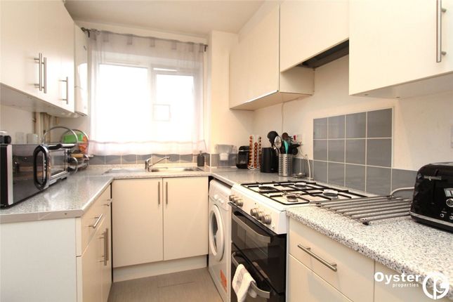 Flat to rent in King Georges Avenue, Watford
