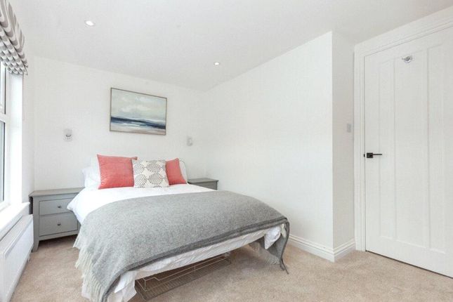 28, Thorney Hedge Road, London photo 4