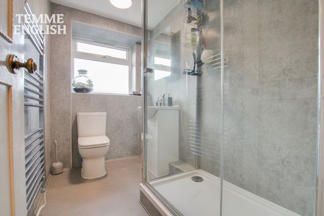 42 Honeypot Lane, Basildon photo 4