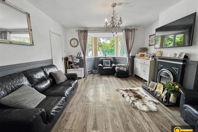 21, Raveloe Drive, Nuneaton photo 2
