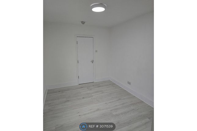 Flat, Chestnut Rise, London photo 3