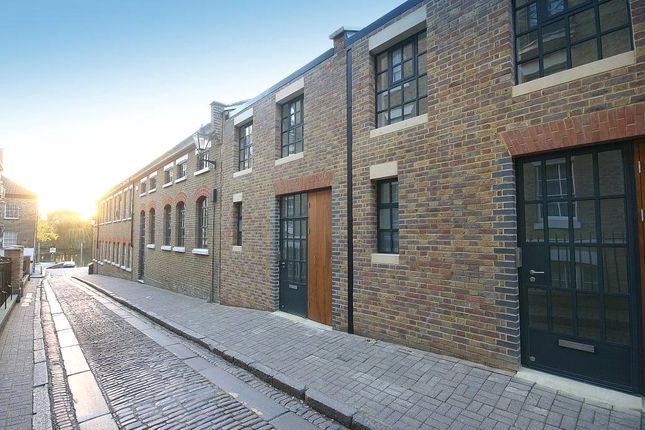 End terrace house for sale in Water Lane, Richmond