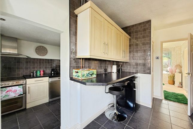 9, Woodhouse Drive, Stroud photo 4