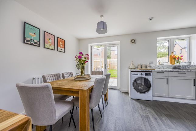 49, Fieldfare Road, Fareham photo 4