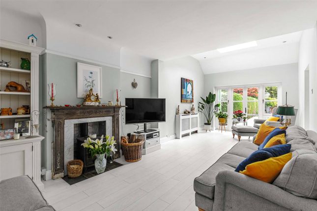 25A,, Dorney Grove, Surrey photo 4