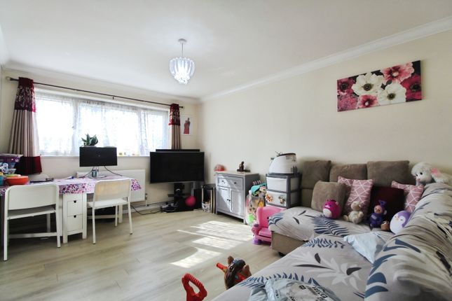 25, Grampian Way, Slough photo 2