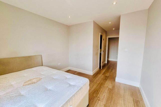 Flat to rent in Petersfield Avenue, Slough
