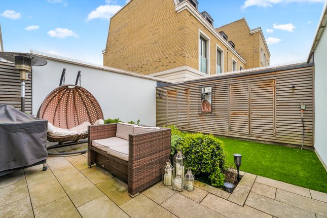 Thumbnail Terraced house for sale in Farm Lane, London