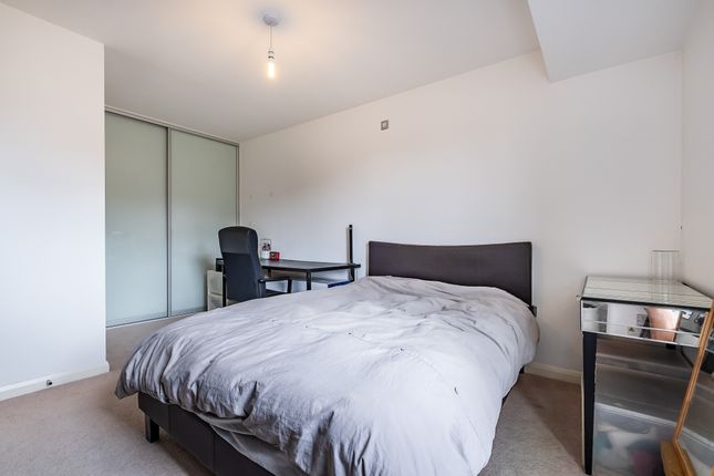 Flat 54, Hollister House, Kilburn Park Road, London photo 4