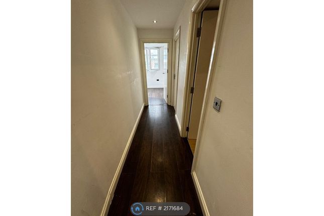 Flat to rent in High Street, New Malden