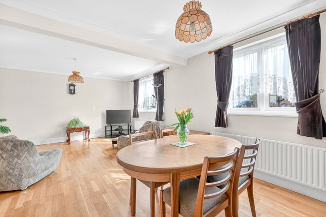 5, Challis Road, Brentford photo 3