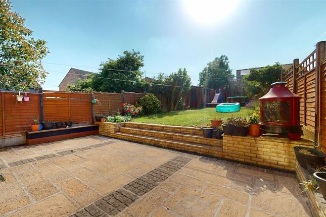 20, Masefield Grove, Bletchley photo 2