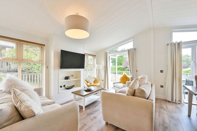 Anvil Lodge, 96 Edgeley Park, Farley Green, Guildford photo 2