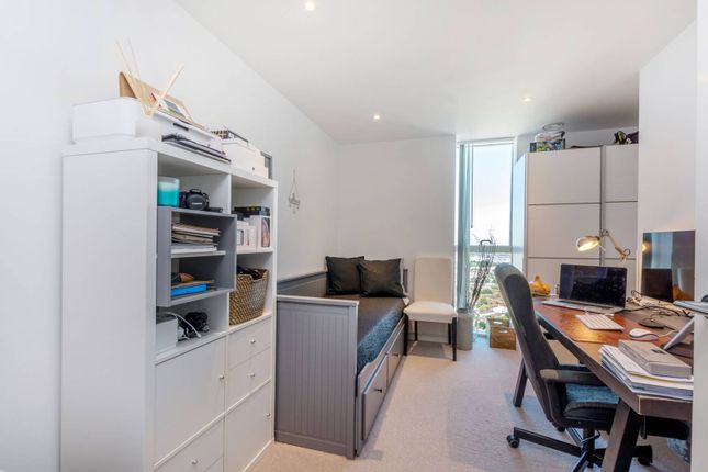 Flat to rent in Saffron Tower, Croydon