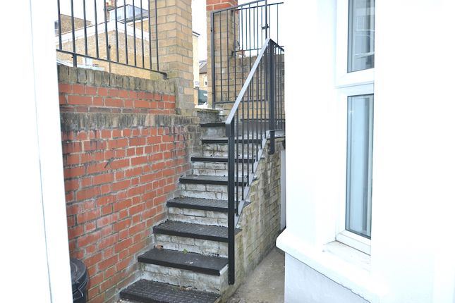 Flat to rent in Salcott Road, Battersea, London