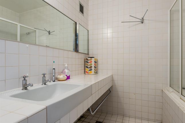 Flat for sale in Defoe House, Barbican
