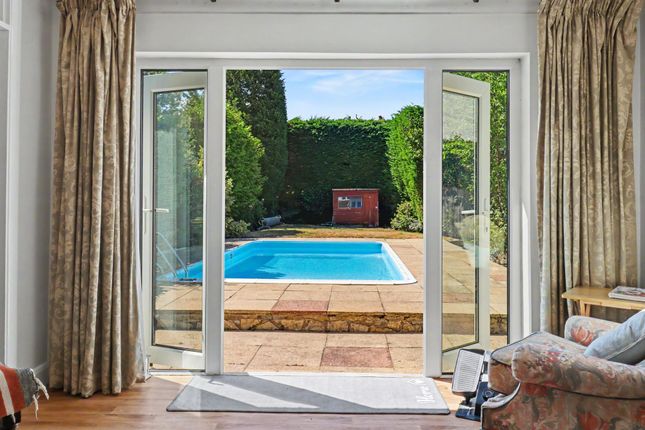 5 Newlands Avenue, Thames Ditton photo 4