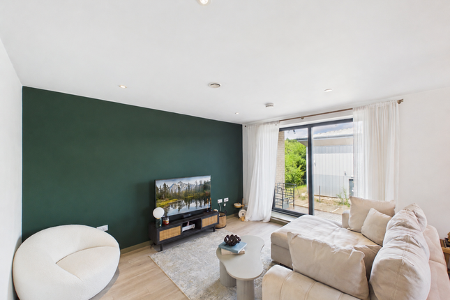 64 Alexander House, Thame photo 2