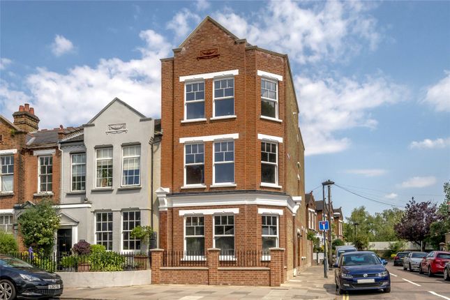 Flat to rent in Sandycombe Road, Richmond