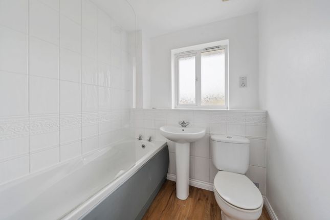 8 Crystal Close, Wigan photo 4