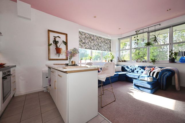 Flat 8/Trinity Court, Emmview Close, Wokingham photo 4