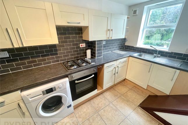 Flat to rent in Chapel Street, Glossop, Derbyshire SK13