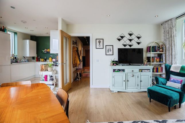 Maple Court, Alvey Street, London photo 4
