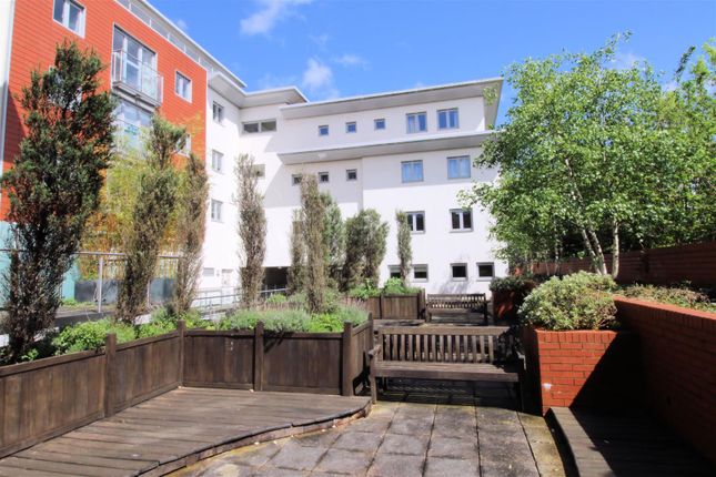 Flat to rent in Constitution Hill, Woking, Surrey