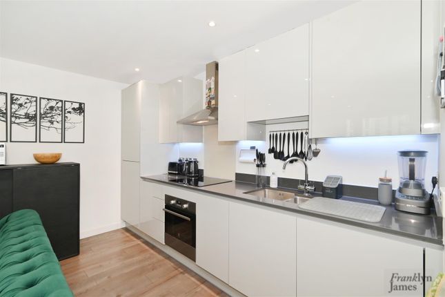 Flat for sale in Heritage Tower, Canary Wharf, London