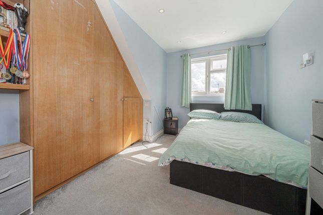 1, Almond Grove, Brentford photo 4